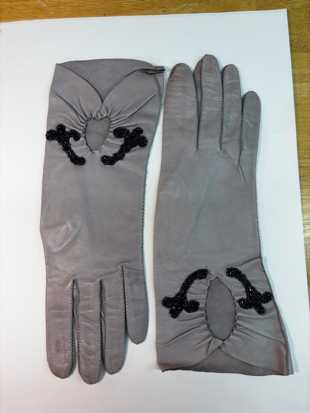 Gant Madeline Vintage  Women's Gray Leather Gloves with Black Beaded Accent